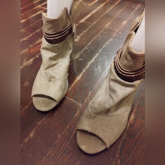 SO Ankle Bootie - Picture 3 of 6